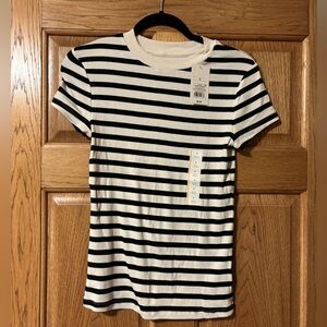 Universal thread women’s short sleeve shirt (small)